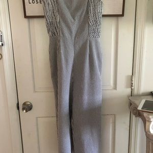 Cute lightweight seersucker jumpsuit has a zipper and pockets size 9